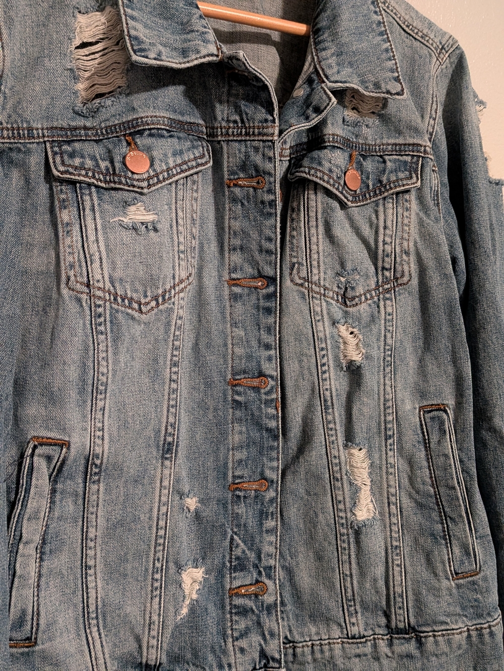 Women's Distressed Blue Denim Trucker Jacket Light Wash Size M Ropped - Picture 2 of 10